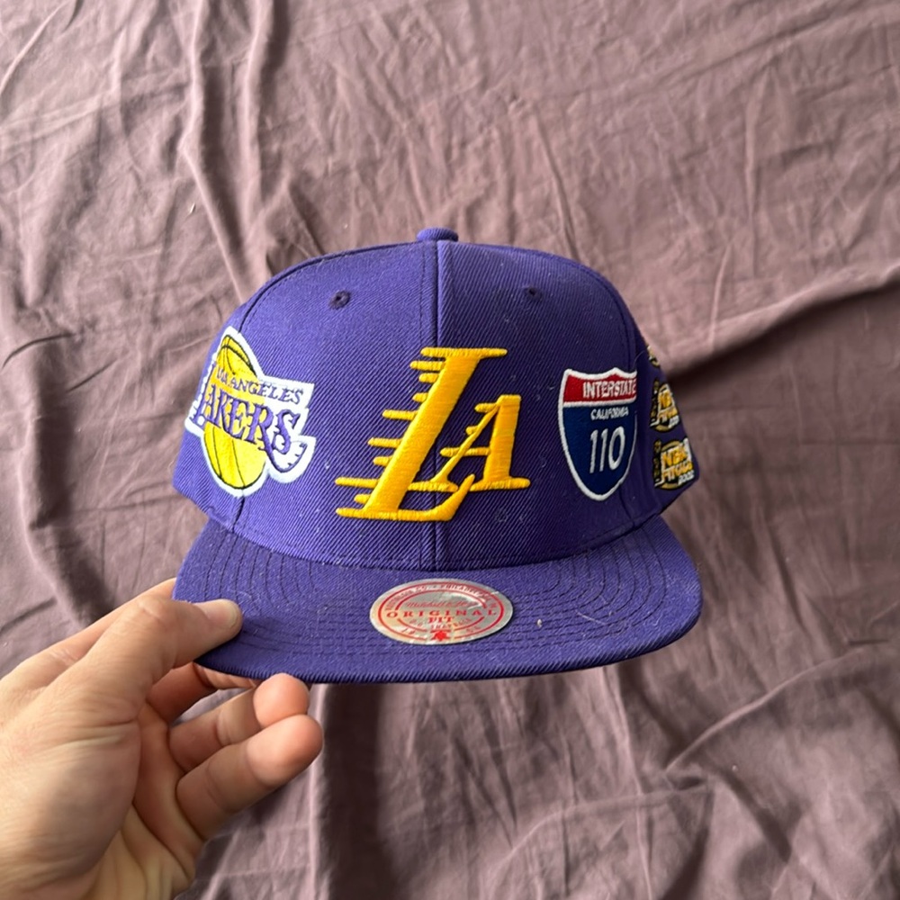 MITCHELL & NESS NBA LOS ANGELES LA LAKERS CHAMPS PATCH PURPLE SNAPBACK HAT